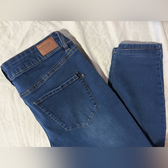 💕TAHARI Stretchy Jeans💕 - Picture 2 of 6